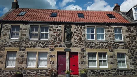 Lower-Largo,Fife,Scotland-19th-June-2019:-Statue-of-Robinson-Crusoe-based-on-a-novel-by-Danial-Defoe-thought-to-be-based-on-Alexander-Selkirk