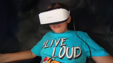 Virtuelle-Realität-Genießt-Den-Kinderpark-Im-Freien