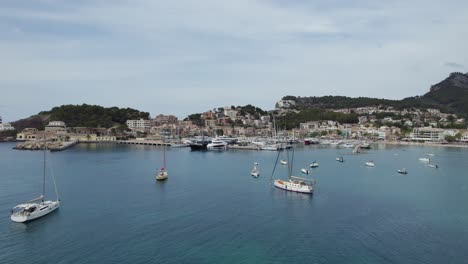 Boote-Auf-Ruhiger-See-In-Der-Nähe-Von-Port-De-Soller-Auf-Mallorca,-Balearen,-Spanien