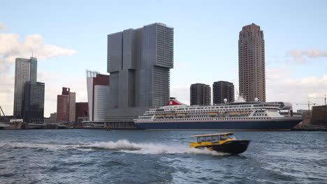 Blick-Auf-Den-Wilhelmina-Pier-Mit-Einem-Kreuzfahrtschiff-Vor-Den-Wolkenkratzern-Von-Rotterdam