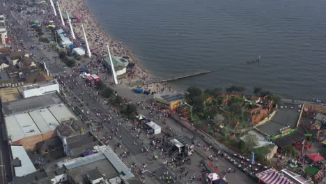 Concurrido-Paseo-Marítimo-De-Southend-Con-Muelle-Hundido-Y-Evento-De-Moteros-Durante-El-Fin-De-Semana-Festivo.