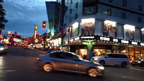 Conduciendo-Por-Las-Calles-De-Las-Cataratas-Del-Niágara-Por-La-Noche,-Timelapse