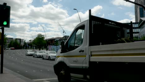 Gente-Cruzando-Un-Cruce-Cerca-De-La-Estación-De-Tren-De-Sheffield-A61-Mientras-Pasan-Los-Coches-4k-25p