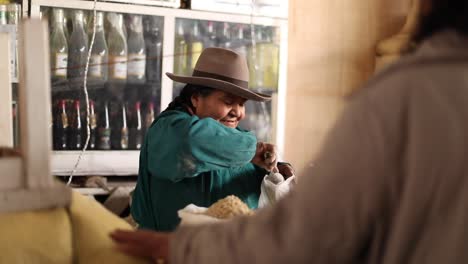 Mujeres-Tradicionales-Peruanas-En-Un-Mercado.