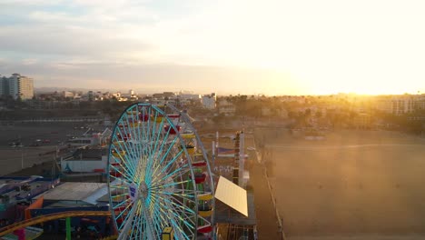 Preciosa-Panorámica-Aérea-Alrededor-De-La-Noria-De-Santa-Mónica-Durante-La-Hora-Dorada-Del-Amanecer.