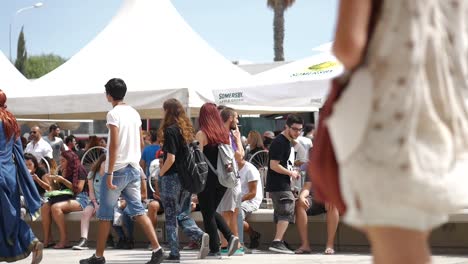 Eine-Kostümierte-Frau-Läuft-Mit-Einer-Menschenmenge-Vor-Der-Cyprus-Comic-Con-In-Nikosia,-Zypern