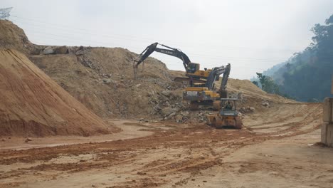 Maquinaria-Pesada-Haciendo-La-Limpieza-Del-Sitio-De-Movimiento-De-Tierras-En-El-Sitio-De-Construcción