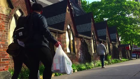 Weite-Aufnahme-Eines-Bürgersteigs-Und-Fußgängern,-Die-An-Der-St.-Stephen-In-The-Fields-Kirche-In-Toronto-Vorbeigehen