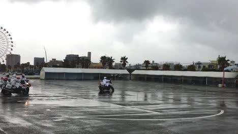 Motos-Practican-En-La-Escuela-De-Conducción-En-Un-Día-Nublado-Y-Húmedo