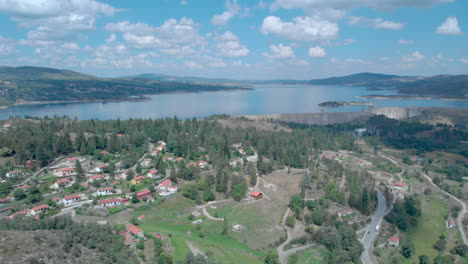 Vista-Aérea-De-Barragem-Do-Alto-Rrabagão-Y-Los-Pueblos-De-Los-Alrededores-En-El-Norte-De-Portugal