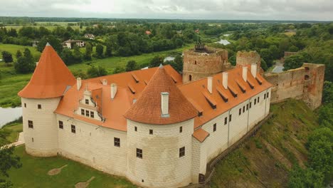 Toma-Aérea-Del-Palacio-Construido-Junto-Al-Antiguo-Castillo-De-Bauskas,-En-Letonia.