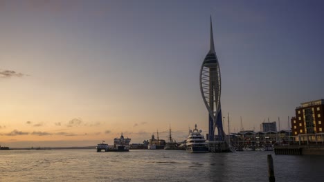 Lapso-De-Tiempo-Al-Atardecer-Sobre-La-Torre-Spinnaker-Y-Los-Muelles-En-Portsmouth