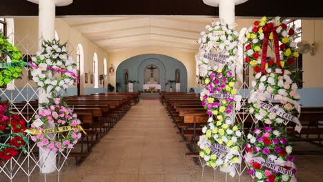 Momentos-Antes-De-Una-Ceremonia-En-Una-Iglesia-De-Bonaire.