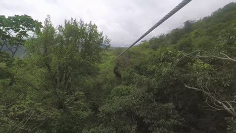 Zeitlupen-POV-Seilrutsche-In-Costa-Rica