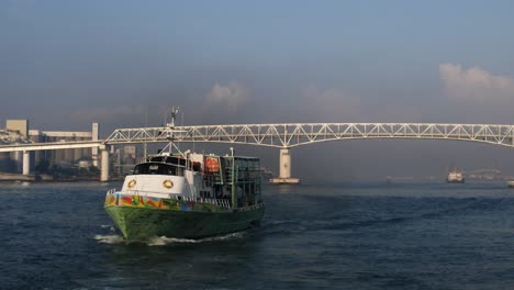 Un-Ferry-Pasa-Por-El-Primer-Puente-Cebu-mactan-Y-Atraviesa-El-Canal-De-Mactan-En-Su-Camino-Hacia-Otra-Isla-En-Visayas-Centrales,-Filipinas