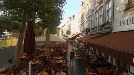 Zeitlupen-Dolly-Aufnahme-Hoch-über-überfüllten-Caféterrassen-An-Einem-Sonnigen-Tag-Am-Berühmten-Vrijthof,-Dem-Hauptplatz-Von-Maastricht,-Niederlande