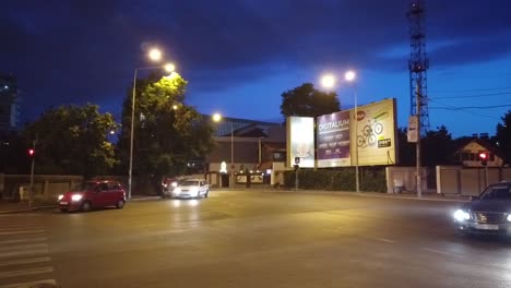 Caminando-Por-Las-Calles-De-Bucarest-Por-La-Noche-Cerca-De-La-Carretera-Con-Autos-Con-Una-Tormenta-Acercándose