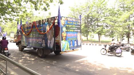 Procesión-De-Samata-Sainik-Dal-Moviéndose-Cerca-Del-Parque-De-La-Libertad-En-Bengaluru,-India