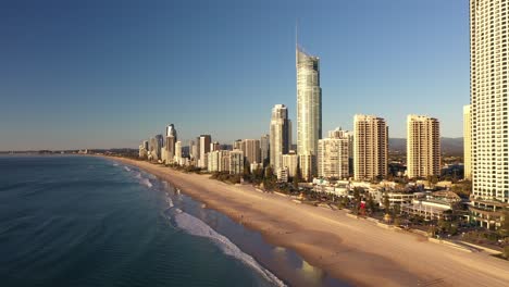 Hermoso-Amanecer-Aéreo-En-La-Costa-Dorada-Con-Bonita-Playa,-Océano-Y-Bañistas-Para-Un-Destino-De-Vacaciones-Perfecto-En-Verano