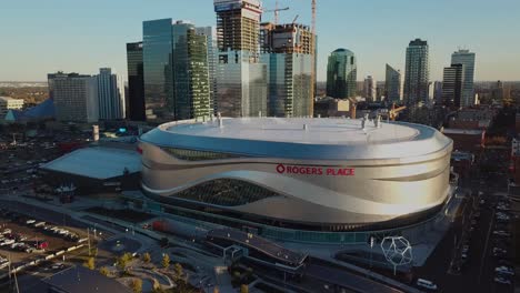 Drone-Volando-Lateralmente-Sobre-El-Edificio-Rogers-Place-De-Edmonton