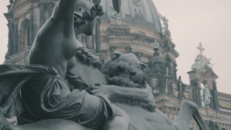 Zeitlupe-Einer-Historischen-Statue-Neben-Dem-Berliner-Dom-In-Deutschland