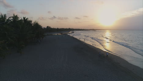 Aéreo:-Puesta-De-Sol-En-Cámara-Lenta-En-La-Playa-Hondureña---Tela,-Honduras-2