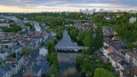 Puente-Pont-Joubert-Sobre-El-Río-Clain-En-Poitiers,-Francia