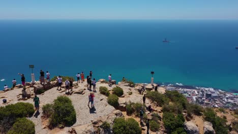 Spektakuläre-Drohnenaufnahme-Von-Löwenkopf-Und-Tafelberg-Mit-Blick-Auf-Den-Pazifischen-Ozean-In-Kapstadt-In-Südafrika