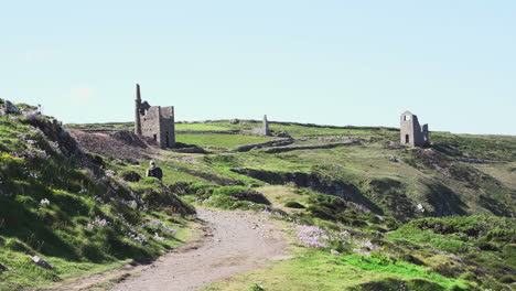 Touristen-Gehen-In-Richtung-Der-Berühmten-Zinn--Und-Kupfermine-Poldark,-Die-Als-Wheal-Leisure-Bekannt-Ist