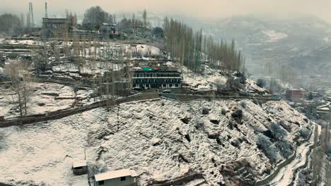 Vista-Aérea-De-Karimabad-Cubierto-De-Nieve-En-El-Valle-De-Hunza