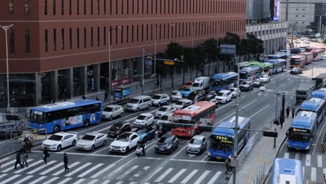 City-traffic-people-crossing-the-road-in-a-daylight