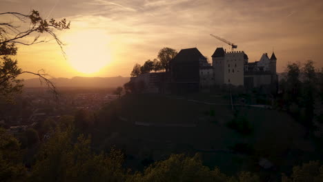 Drohne-Zieht-Aus-Schloss-Lenzburg-Ab