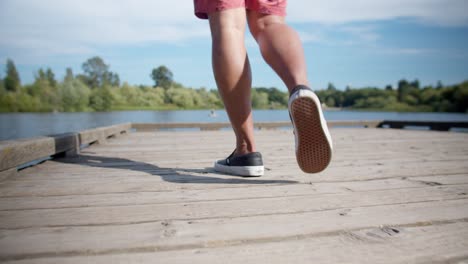 Spaziergang-über-Einen-Holzsteg-An-Einem-See-Im-Sommer