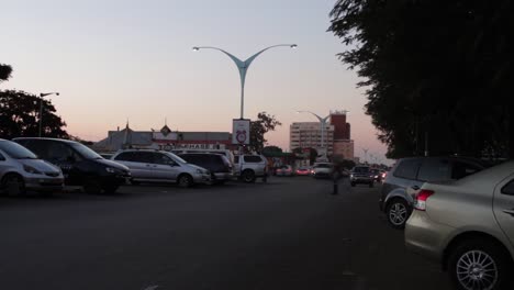 Un-Lapso-De-Tiempo-De-Intenso-Tráfico-Por-Carretera-En-Bulawayo,-Zimbabwe-Al-Atardecer