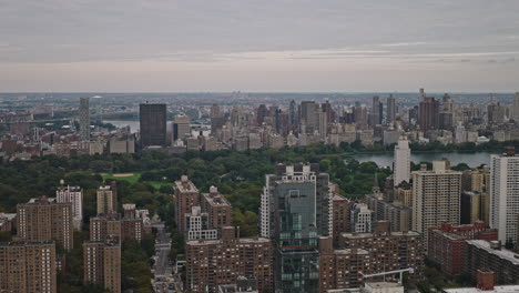 Nueva-York-Nueva-York-Aérea-V239-Sobrevuelo-Del-Barrio-Residencial-De-Bloomingdale-En-El-Upper-West-Side-Que-Captura-El-Parque-Central-Y-El-Paisaje-Urbano-Del-Upper-East-Side-De-Manhattan---Filmado-Con-Inspire-3-8k---Septiembre-De-2023