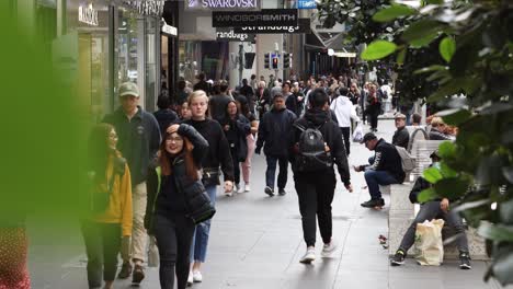 Busy-shopping-street-in-Melbourne,-Australia