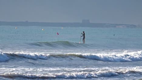 Un-Hombre-Disfrutando-Del-Paddle-Surf-En-Arenales-Del-Sol-En-Un-Día-De-Otoño.