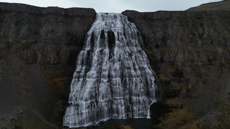 Drohnenaufnahme-Des-Dynjandi-Wasserfalls-In-Island-Im-Winter-Am-Morgen