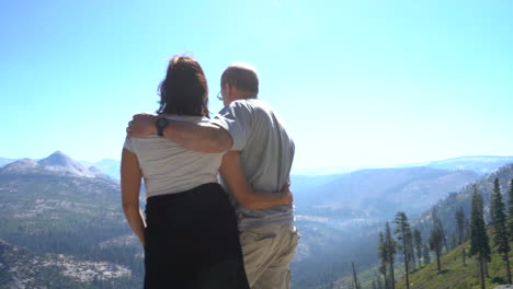 4K-Tourist-Couple-On-Vacation-Overlooking-Glacier-Point-in-Yosemite-National-Park,-California