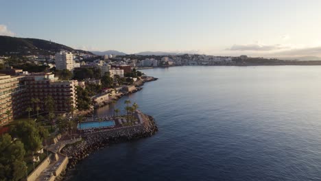 Hotels-Und-Resorts-In-Der-Bucht-Von-Palma-Auf-Mallorca,-Luftaufnahme-Bei-Sonnenuntergang