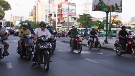 Gruppe-Von-Motorrädern-Auf-Belebten-Straßen-In-Vietnam