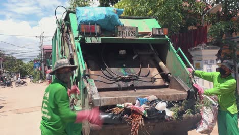 Mittlere-Aufnahme-Von-Arbeitern-Beim-Beladen-Eines-Müllwagens