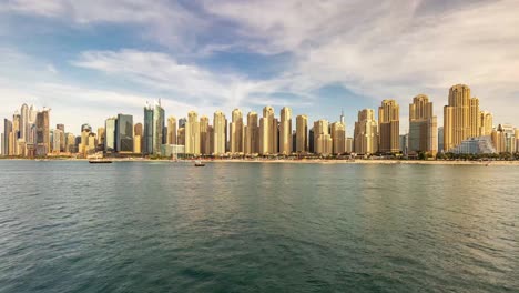 Este-Es-Un-Video-De-Lapso-De-Tiempo-De-4k-Del-Jbr-Y-El-Horizonte-Del-Puerto-Deportivo-De-Dubai-Tomado-De-La-Isla-De-Aguas-Azules