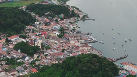 Vista-Aérea-De-Una-Pequeña-Ciudad-Colonial-En-El-Municipio-De-São-Francisco-Do-Sul,-Estado-De-Santa-Catarina.