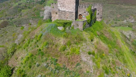 Histórico-Castillo-De-Doiras-En-La-Colina-Verde-En-Un-Día-Soleado-En-Cervantes,-España