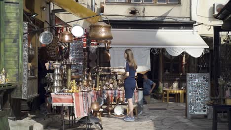 Tienda-De-Antigüedades-De-Sarajevo-Hecha-Por-Calderero-En-La-Capital-De-Bosnia-Y-Herzegovina