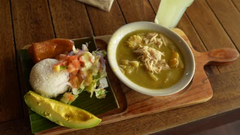 Sopa-De-Ajiaco-Colombiano-Servida-Con-Arroz,-Ensalada,-Plátano-Macho-Y-Aguacate