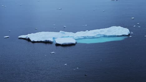 Hielo-E-Icebergs-Flotando-En-El-Mar-En-La-Antártida,-Muchos-Pequeños-Trozos-Y-Trozos-De-Hielo-En-El-Océano-Azul,-Agua-De-Mar-En-La-Península-Antártica-En-Un-Paisaje-Marino-Helado-Y-Helado-De-Invierno.