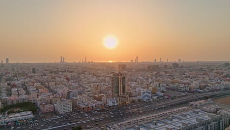 Establecimiento-De-Una-Toma-Aérea-Que-Muestra-La-Ciudad-De-Jeddah-Iluminada-Por-La-Luz-Del-Atardecer-De-Arabia-Saudita
