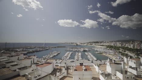 Transport-Hafen-Küste-Dock-Costa-Brava,-Spanien-Weitwinkelaufnahme